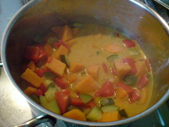 Süßkartoffel-Paprika-Möhren-Zwiebel-Zucchini-Gemüse in Kokosmilch