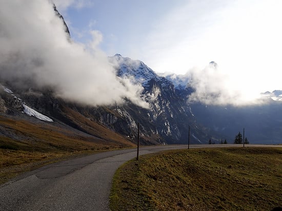 In der Abfahrt von Grindelwald lassen uns die imposanten Gipfel staunen