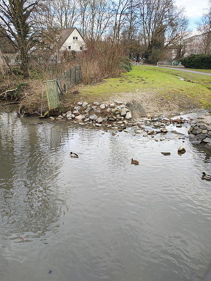 5,5 Grad Wind und kaum Sonne.
Lief nicht gut, obwohl Pausetag und locker.