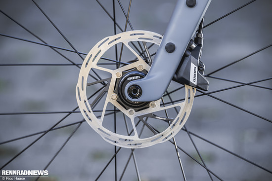 Die Leistung der Apex Disc-Bremsen ist gefühlt von Rival nicht zu unterscheiden und gefällt mit guter Dosierbarkeit.