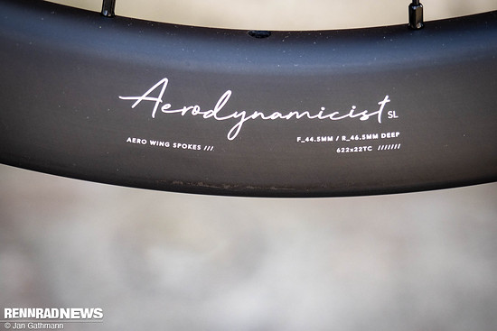 Die Felgenhöhe am Vorder- und Hinterrad sind unterschiedlich