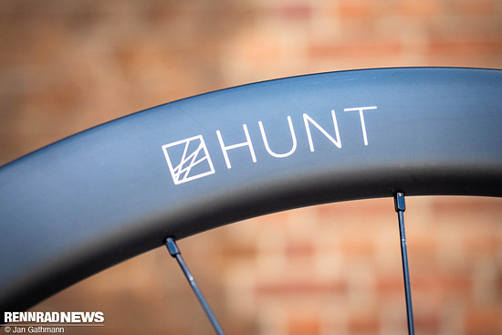 Mattschwarzes Finish und dezente Logos.