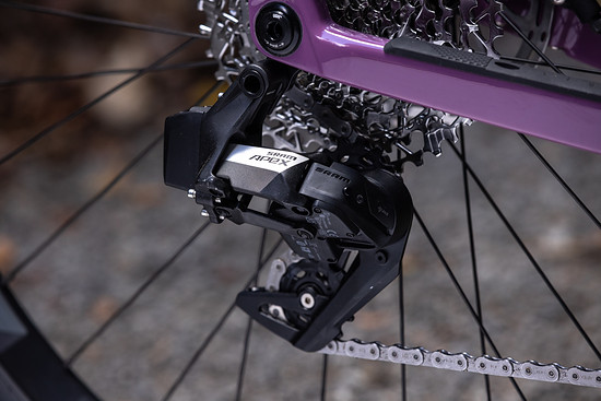 Das Komplettbike kommt mit einer SRAM Apex AXS XPLR ...
