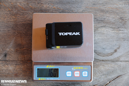 Der Topeak E-Booster Digital ist etwas größer und schwerer als die Mitbewerber im Test.
