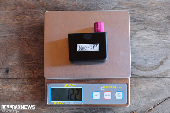 Auch der Muc-Off Airmach Pro ist ohne Schutzhülle sehr leicht.