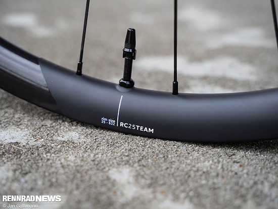 Die Carbonfelge ist 25 mm hoch.