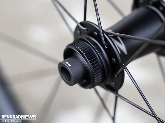 Gebogene Speichen sind gebräuchlich und leicht zu ersetzen.