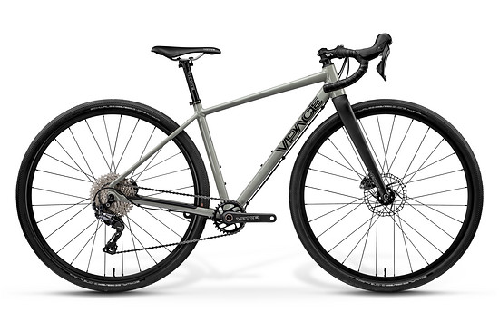 Beide Modelle besitzen einen kürzeren Hinterbau, einen steilen Sitzwinkel, sowie verkürzte Oberrohr- und Steuerrohrlängen.