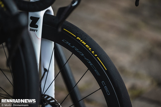 Wenn uns unsere Augen nicht getäuscht haben, sind die Pirelli P-Zero-Reifen mit einem Luftdruck von 3,15 bar befüllt worden.