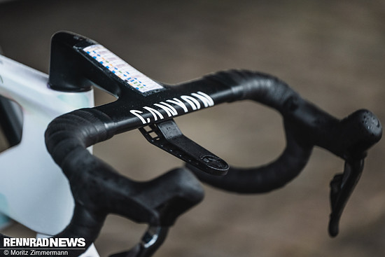 MvdP ist das Cockpit sehr niedrig gefahren und hat das Lenkerband doppelt, allerdings nicht sehr weit nach innen wickeln lassen.