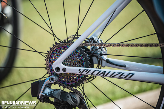 Die Kassette in Rainbow-Optik hat keinen besonderen Nutzen, fügt sich optisch aber perfekt ins Bild des Weltmeisterinnen-Bikes.