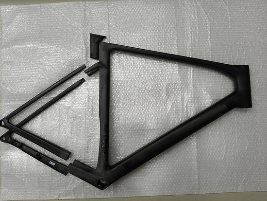 Rahmendreick und die hinteren Ketten-Sitz-Streben werden separat gefertigt und im Anschluss verklebt.