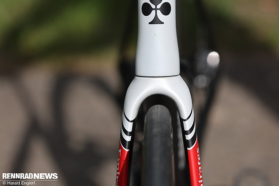 Die nominelle Reifenfreiheit beträgt 32 mm.