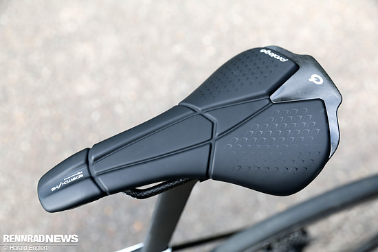 Prolgo Sattel mit Carbon-Unterbau und Carbon-Streben.