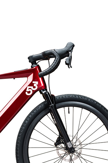 Ein Lenker mit 25° Flare, eine RockShox Rudy und eine Reifenfreiheit von bis zu 50 mm soll für den Geländeeinsatz prädestinieren.