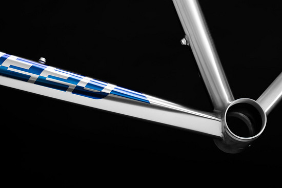 Jedes Rohr soll individuell gefertigt werden und dabei ohne Abstriche bei Steifigkeit oder Haltbarkeit möglichst viel Gewicht eingespart worden sein. Das Ergebnis ist ein Sub-1000-Gramm Rahmen in Rahmengröße M, inklusive Tretlager und Ausfallenden.