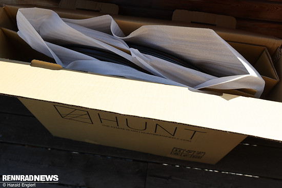 Beide Laufräder passen in einen Karton