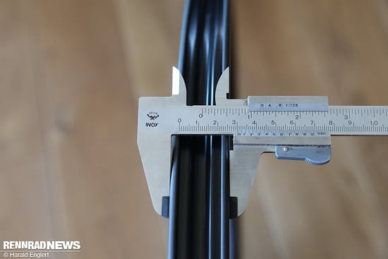 Die Hinterradfelge ist mit knapp über 30 mm etwas schmaler.