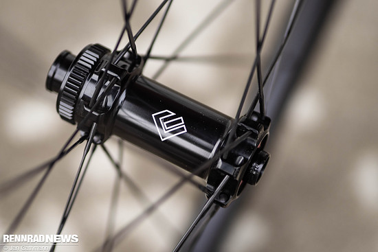 Je 24 Speichen an Vorder- und Hinterrad und gerade Einspeichung sorgen für Seitenstabilität.