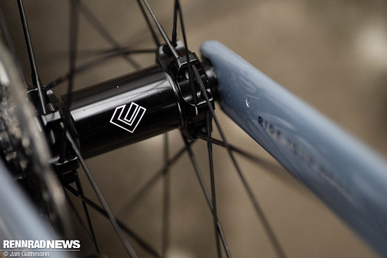 Leeze hat für die Basic-Linie neue, eigene Naben für gerade Speichen entwickelt.