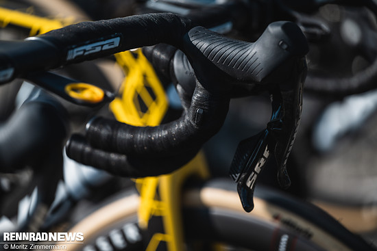 Über kleine Trigger auf der Innenseite des Lenkers lässt sich das Gravaa-System steuern. Voreingestellt sind drei unterschiedliche Luftdrücke, zwischen denen man je nach Abschnitt wählen kann