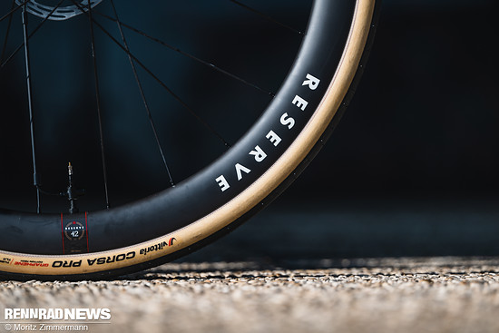 Die Reserve 42|49-Laufräder bieten unterschiedlich hohe Felgen vorne und hinten und sollen aerodynamisch und leicht, gleichzeitig aber auch vergleichsweise komfortabel sein