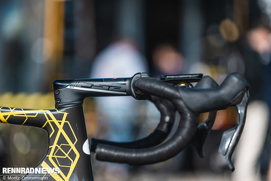 So hat der Belgier statt eines einteiligen Cockpits eine zweigeteilte Variante mit langem Vorbau und rundem Lenker-Shape bevorzugt und außerdem auf ein etwas kleineres 54 Zähne-Kettenblatt gesetzt.