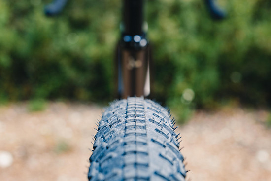 Bis zu 57 mm Reifenfreiheit bringt das Dark Matter mit.