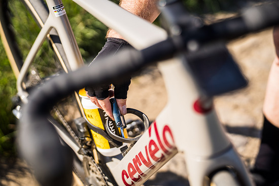 Ein typischer Anblick: Kaum kommt man in Schwung, muss man auch schon wieder anhalten, weil irgendwas am Fahrrad klappert