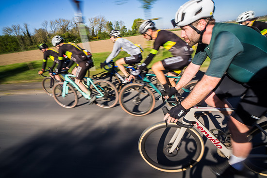 Auf Asphalt läuft es weiterhin bestens, aber die Pavés beginnen, an meinem Nervenkostüm zu zehren.