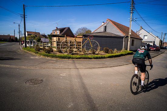 Die Gegend kenn ich von unserem Recon am Vortag: Die beiden nachfolgenden Sektoren inklusive Trouée d'Arenberg bin ich bereits gefahren und weiß entsprechend, was mich erwartet.