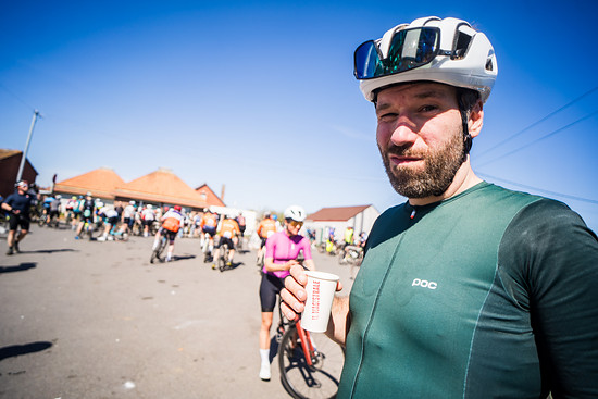 In Beauvry-la-forêt gönne ich mir den mit Abstand schlechtesten und heißen Kaffee, den ich 2025 getrunken habe.