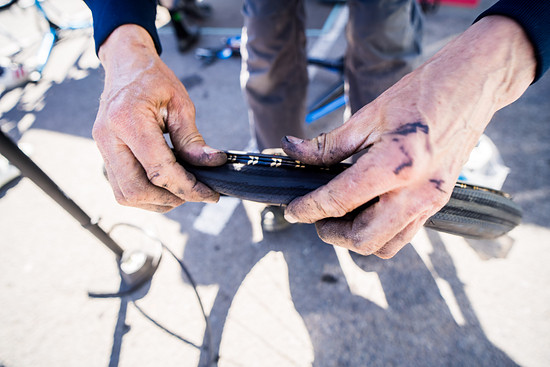 Kurz nachdem wir uns wieder in Bewegung setzen, stellt Max fest, dass sein Hinterrad defekt ist