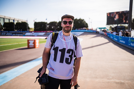 Nach unserem Rennen haben wir schnell die Räder ins Auto gebracht, ein T-Shirt und unsere Foto-Westen übergeworfen und haben uns mit unseren Kameras zurück ins Velodrom gemacht.