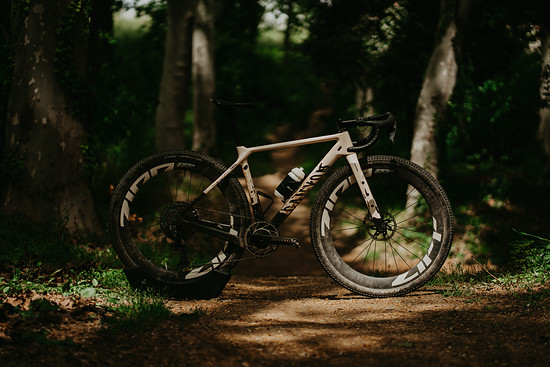 Ihr Arbeitsgerät ist offensichtlich mit besonders breiten ausgestattet.