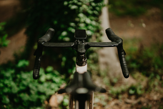 Ein schmaler Lenker mit Taoe-Besatz für mehr Griffigkeit im Oberlenker.