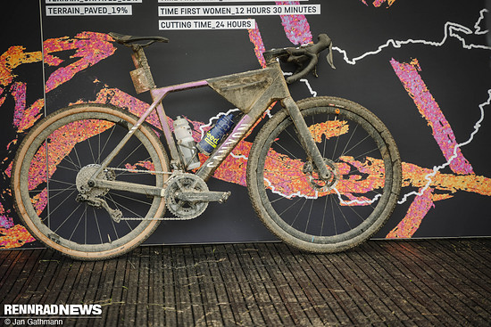 Unter dem Dreck versteckt sich ein Canyon Grail CFR im Race-Trimm.