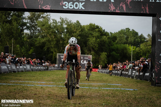 Axelle Dubaut-Prévôt fuhr als zweite Frau nach 360 km ins Ziel.