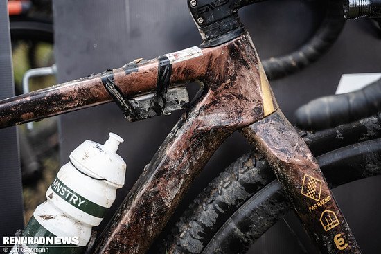 Mini E-Kompressor statt Kartusche an den Rahmen getaped.