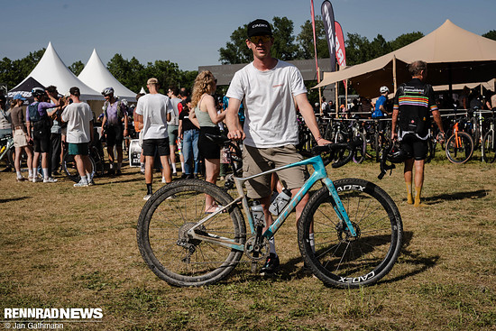 Inigo Hawkings mit dem Giant Revolt Advanced im Race Trimm mit Cadex Komponenten.