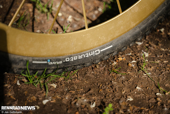 Der Pirelli Cinturato S kann als Gravel Rallye-Reifen durchgehen.