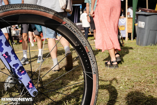 Auf Hunt Limitless 40 Laufrädern sitzen Hutchinson Touareg Reifen.