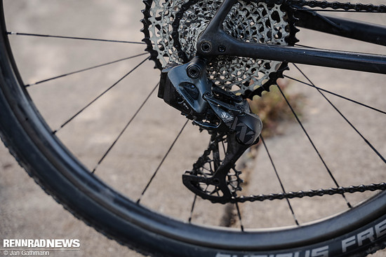 Sram XX1 AXS Schaltwerk mit Hopp Carbon-Innenkäfig, Extralite Ultra-Rollen 14/16 Zähne und Twisted Wheels Carbon-Batterie