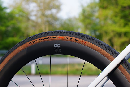 Die Schwalbe G-One RS Reifen sind schnelle Gravelreifen, die auch auf Ashalt eine gute Figur machen.