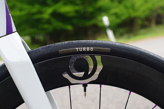 Mit Straßenreifen und Aerolaufrädern kann das Rennen kommen.