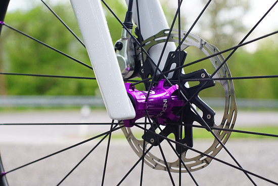 Die violetten Naben stellen für mich ein echtes Highlight an meinem Rad dar.