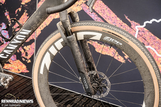 An der Gabel ist klar erkennbar, dass DT Swiss und Canyon zusammenarbeiteten.