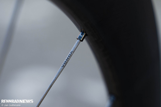 Vonoa Carbonspeichen senken das Gewicht und erlauben hohe Vorspannung für direkten Antritt und hohe Steifigkeit.