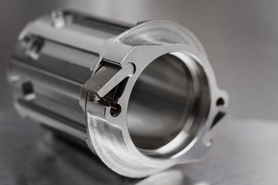 Er setzt auf ein 2-Klinken-System, was das Gewicht deutlich reduziert haben sollte.