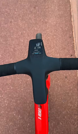 Frisch aus dem 3D-Drucker stammt dieser neue Mount, der auf einen bestehenden Lenker gestülpt wird.